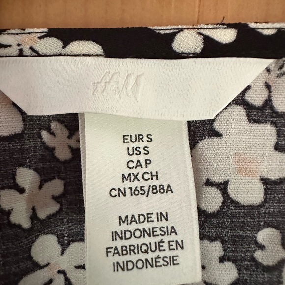 H&M floral long sleeve cinched front top size small - Picture 2 of 5